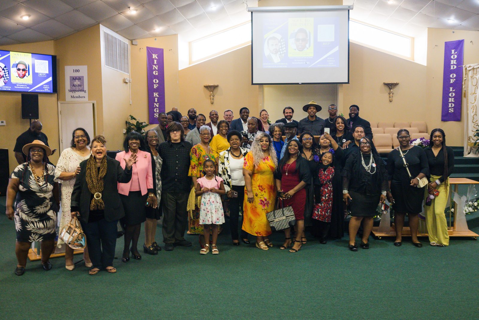 Full congregation group photo after service