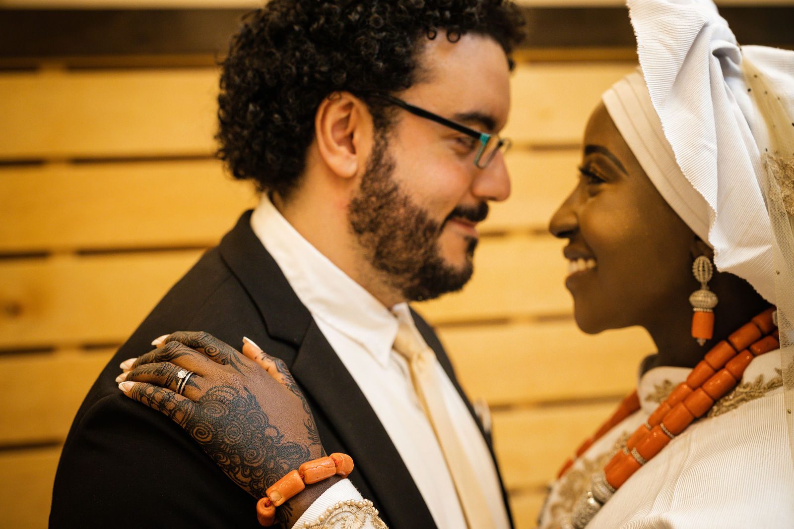 Aisha and Mazen face to face in their portraits